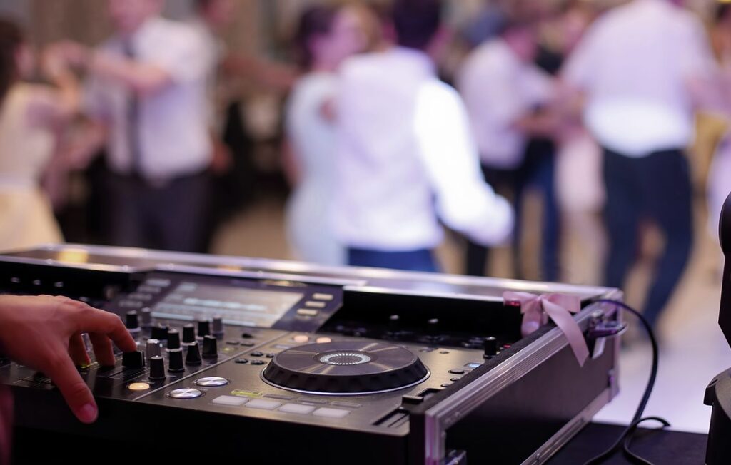How to Hire an Experienced, Reliable, and Trustworthy Wedding DJ